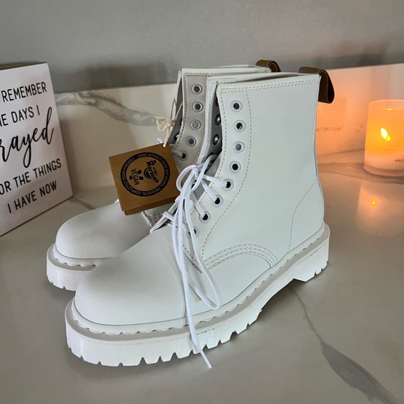 COPY - All white Doc Martens BNWT size 8 - Picture 4 of 6